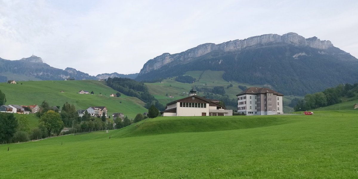 Schule aussen.jpg